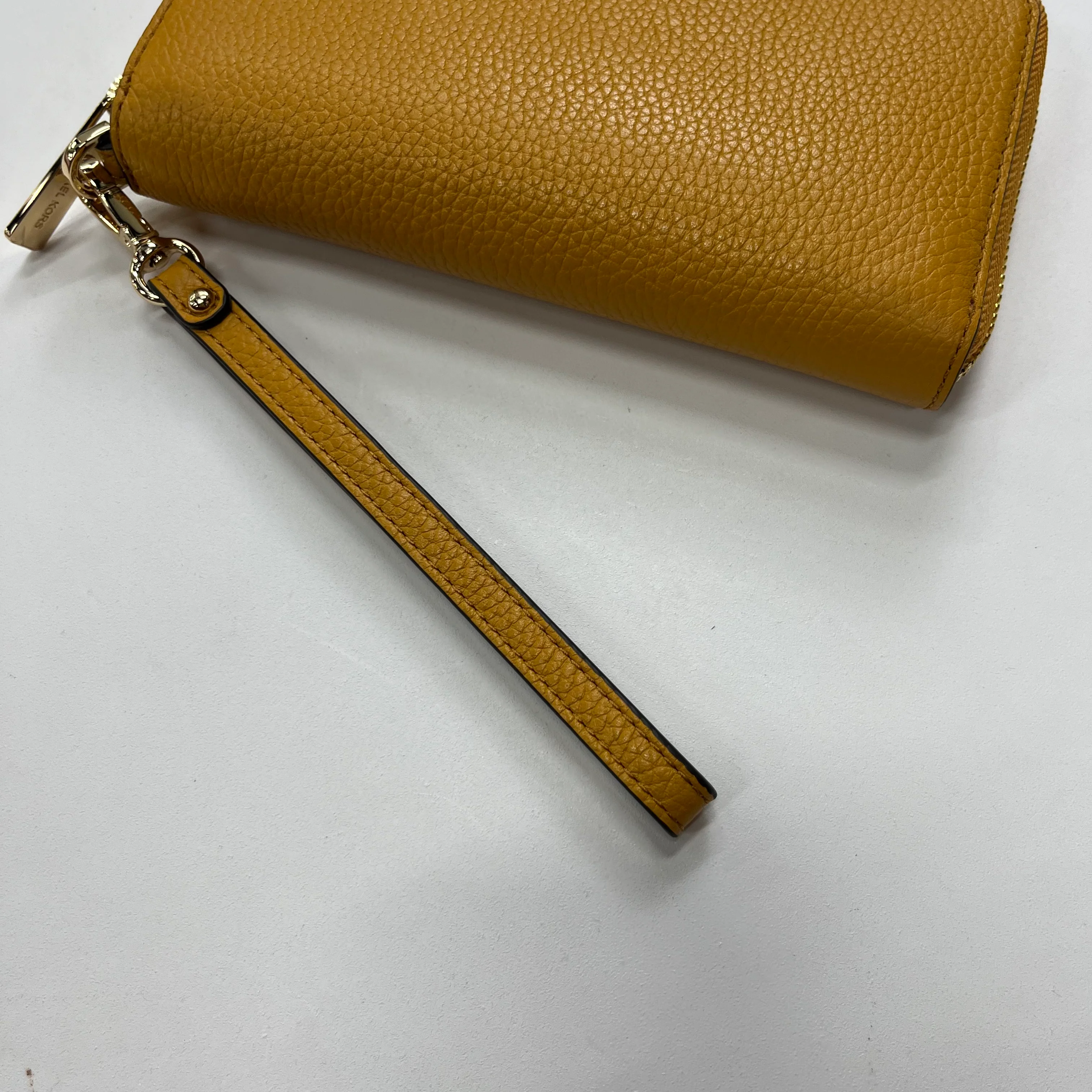 Wristlet Michael Kors NWT, Size Medium - Image 2