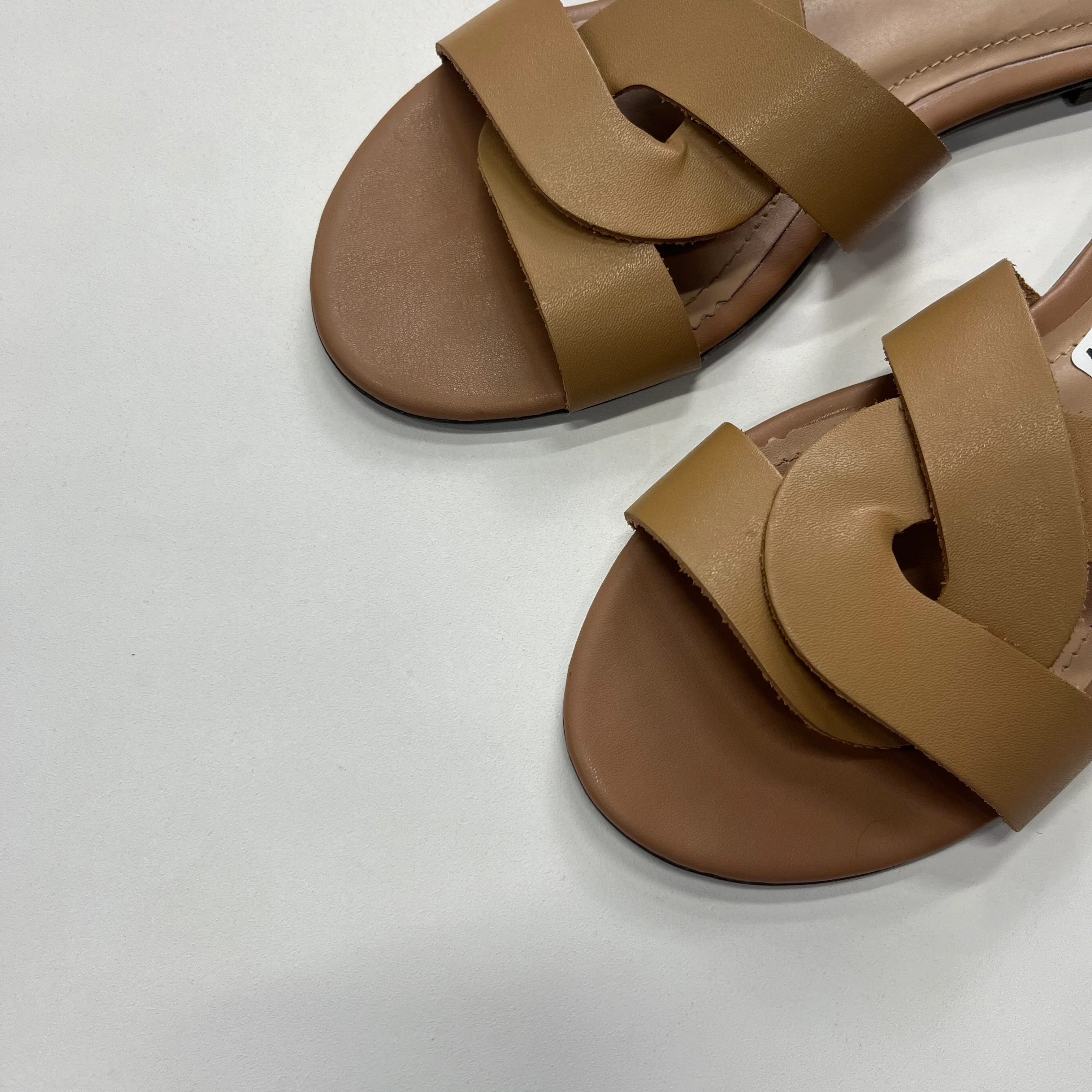 Tan Sandals Flip Flops Cl By Laundry, Size 6.5 - Image 3