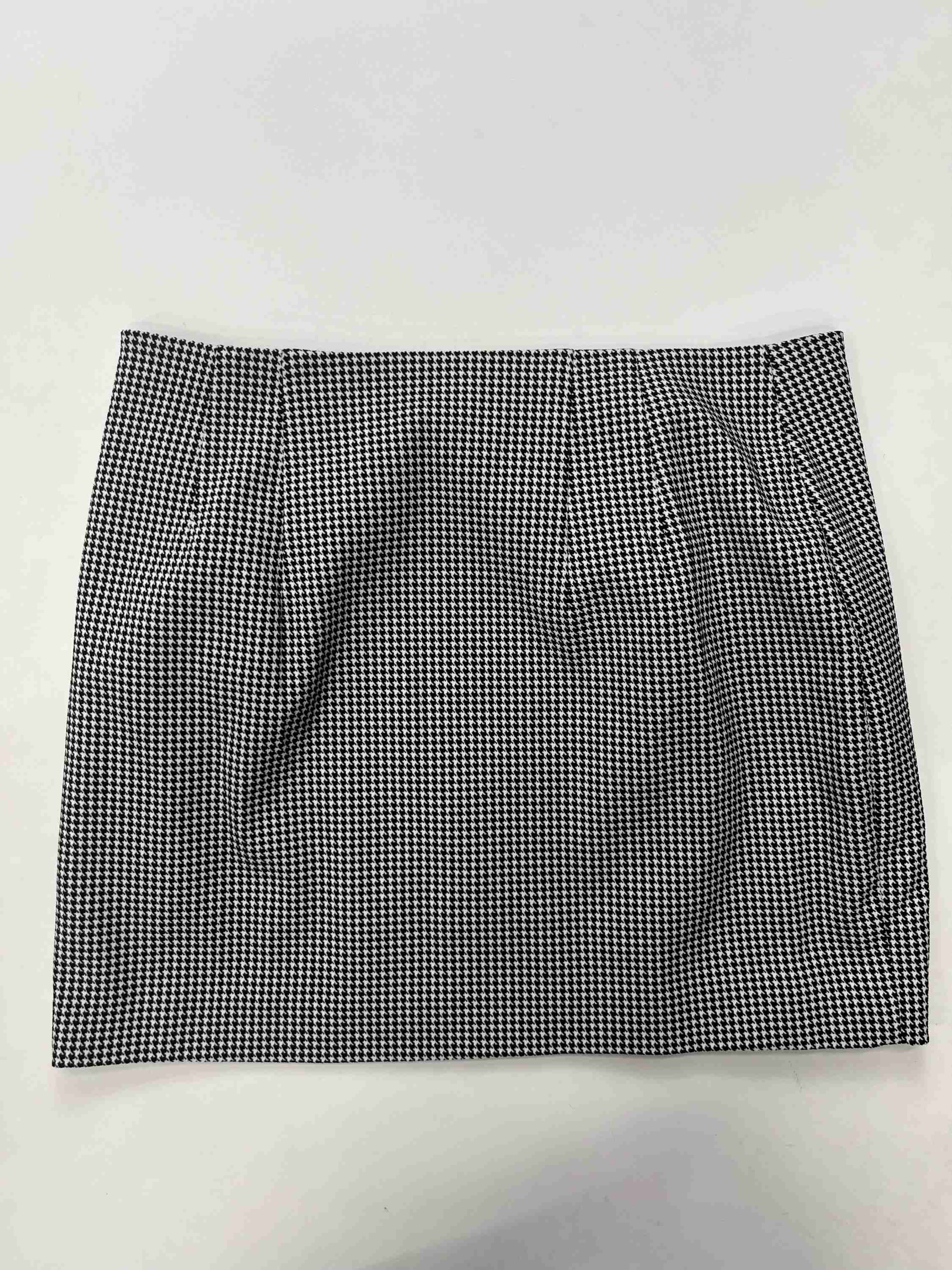 Black White Skirt Mini & Short Express, Size 12 - Image 2
