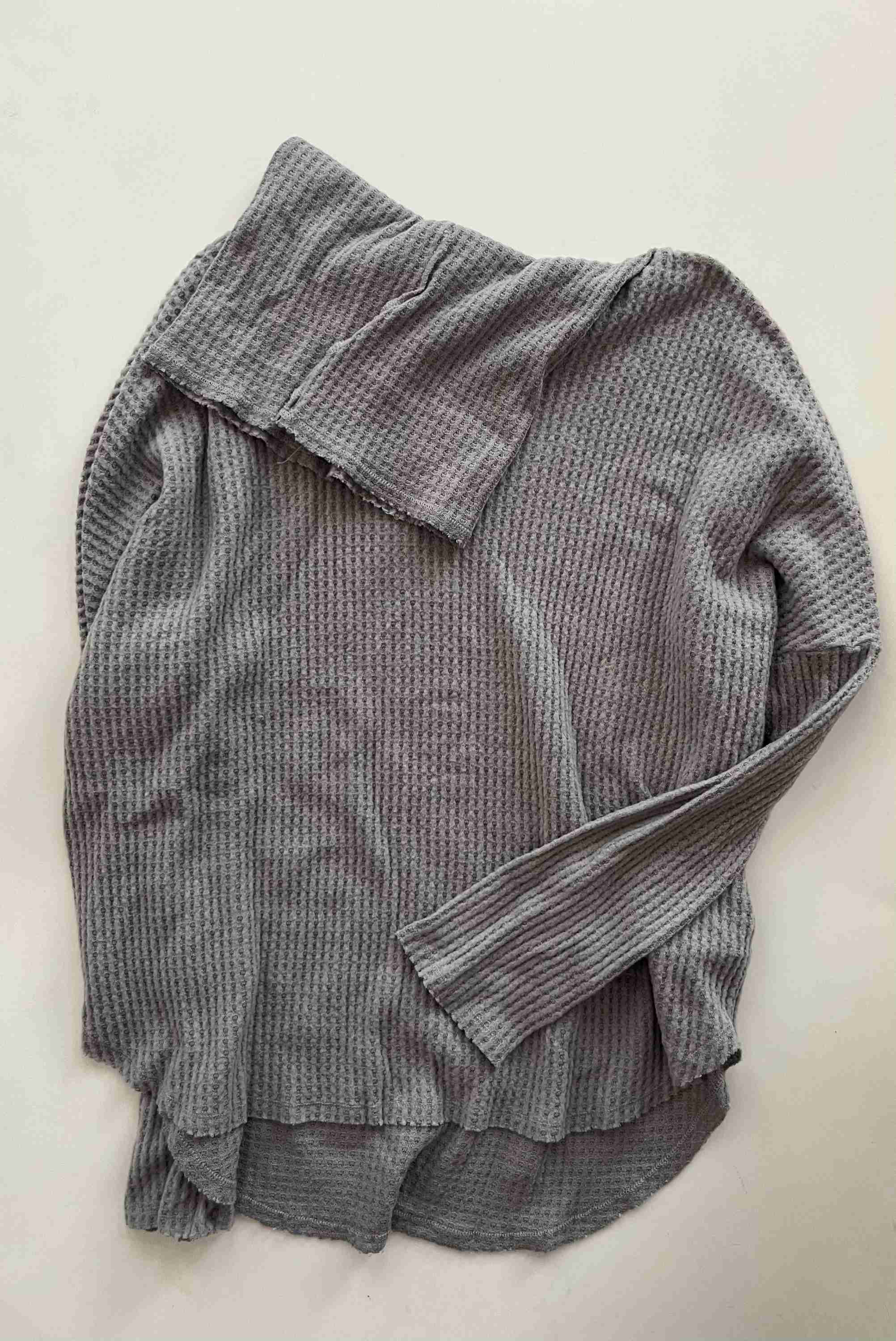 Top Long Sleeve By Everly In Grey, Size: L - Image 2