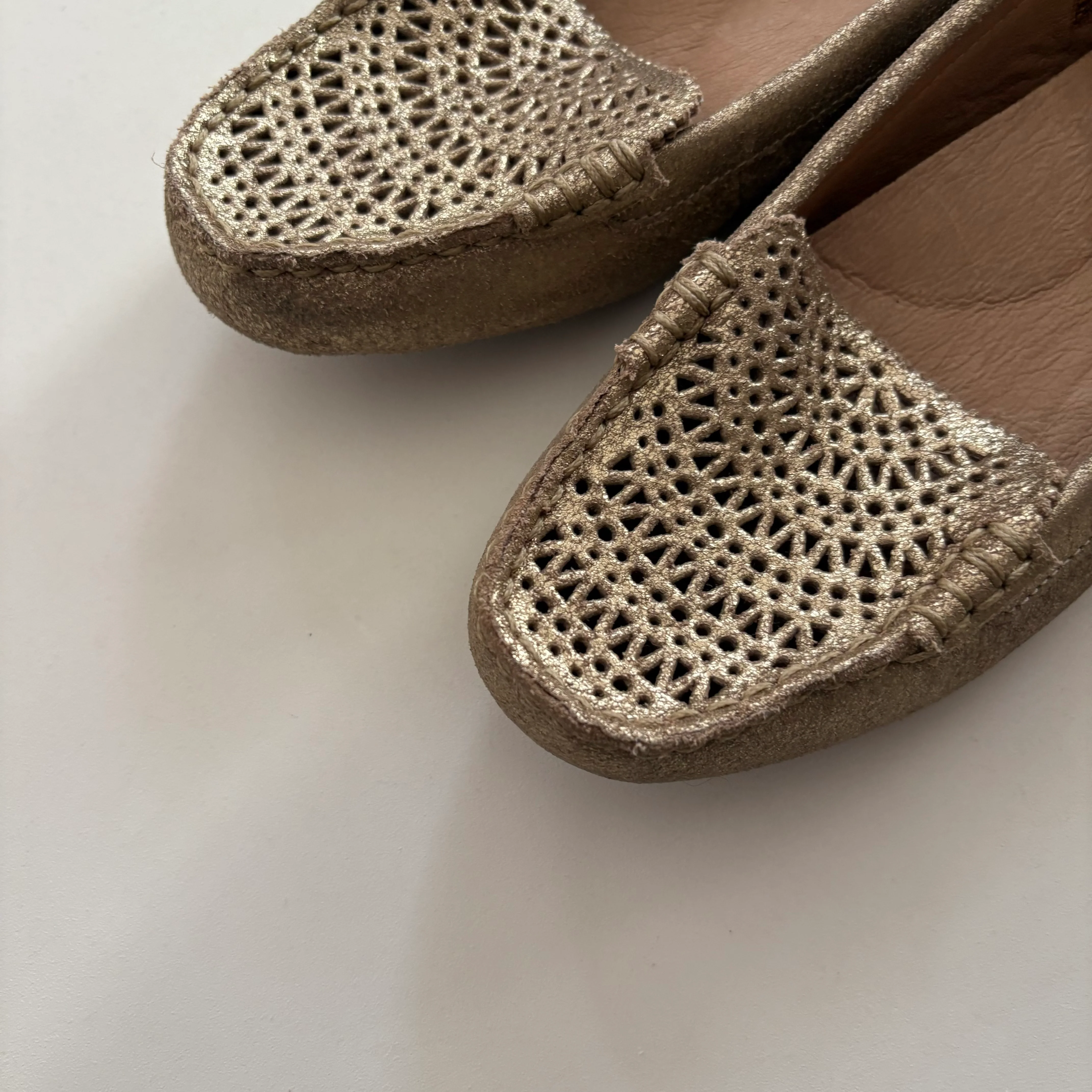 Shoes Flats By Ugg In Gold, Size: 6 - Image 2