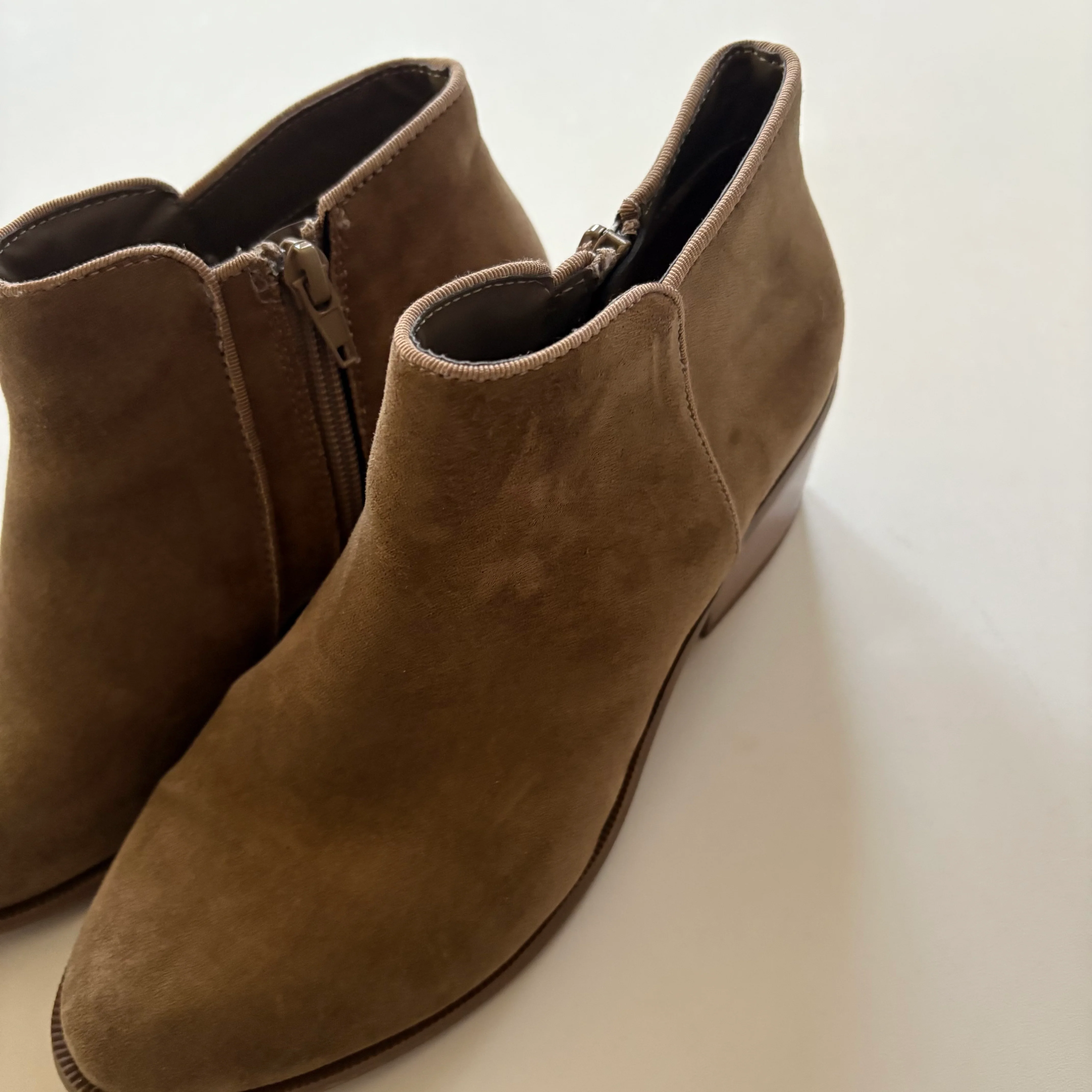 Boots Ankle Flats By Essentials In Brown, Size: 7 - Image 3