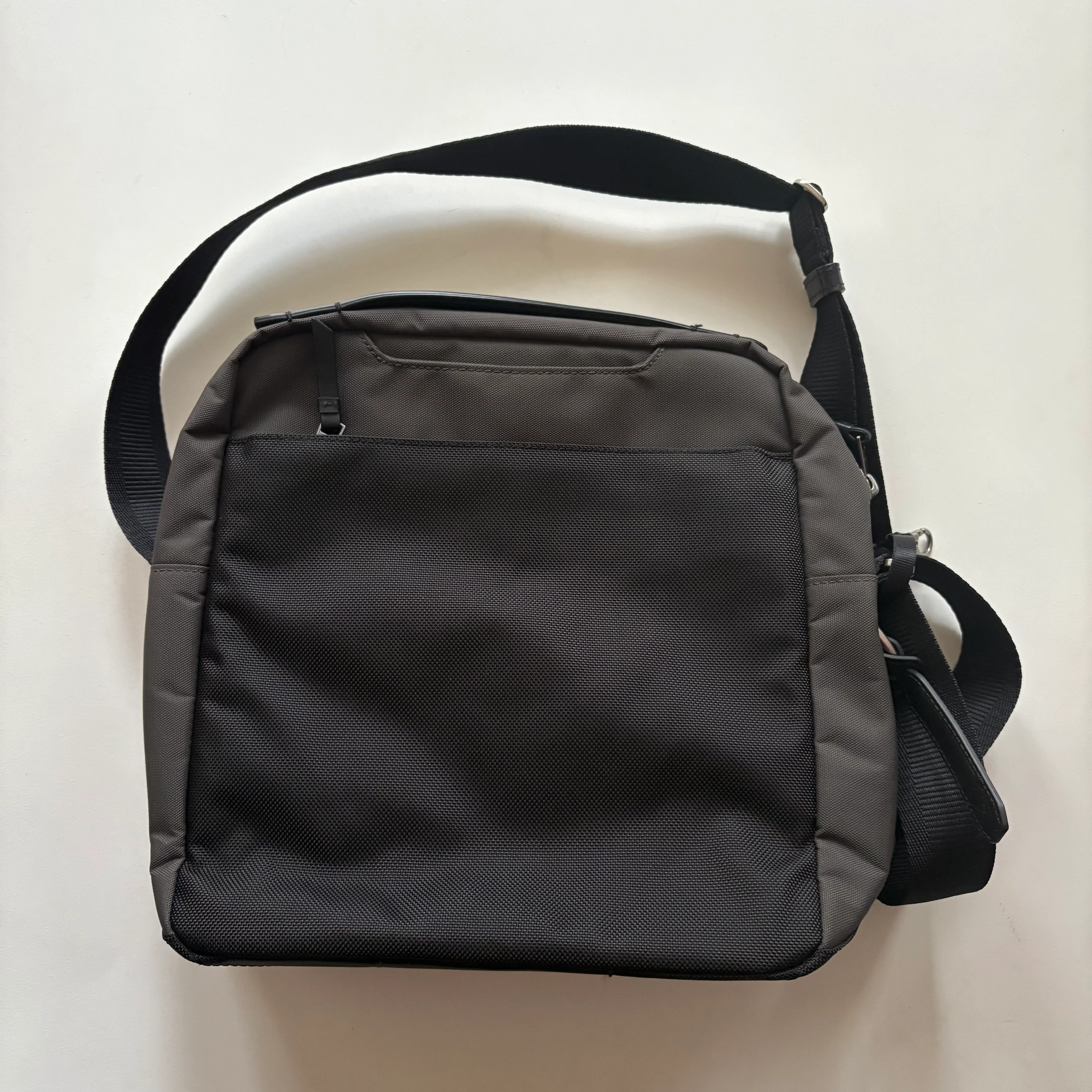Handbag Designer By Tumi  Size: Medium - Image 2