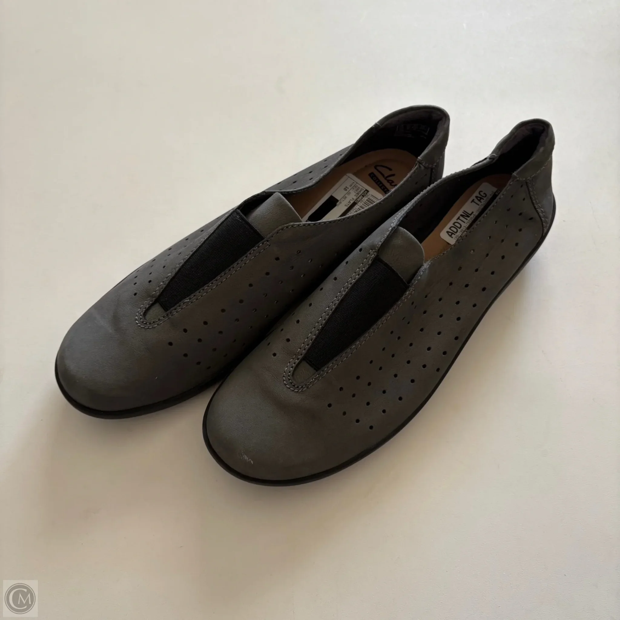 Shoes Flats By Clarks In Grey, Size: 10