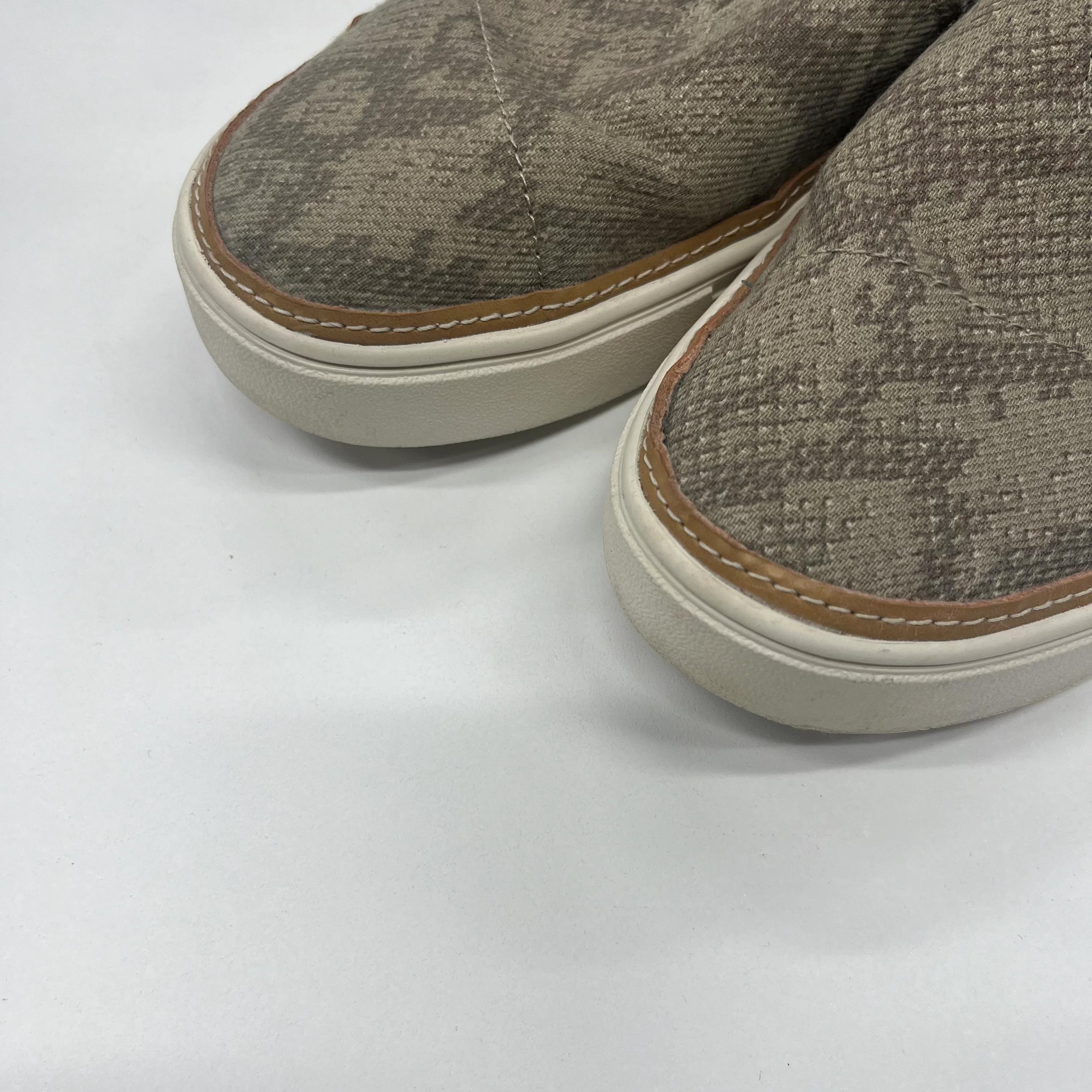Tan Shoes Flats Loafer Oxford Toms, Size 8 - Image 2