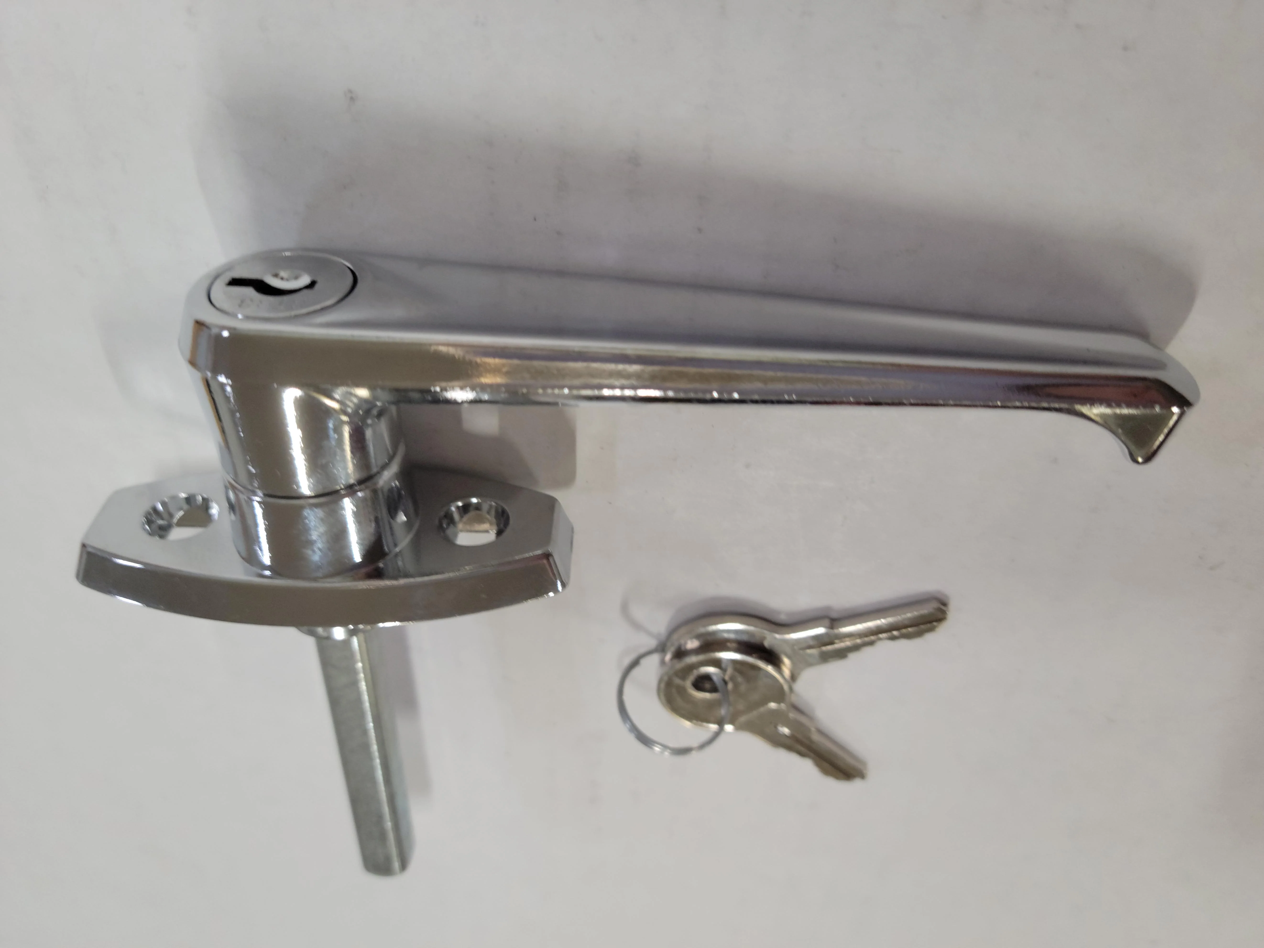 L Handle, Locking (Old Style) - Image 2