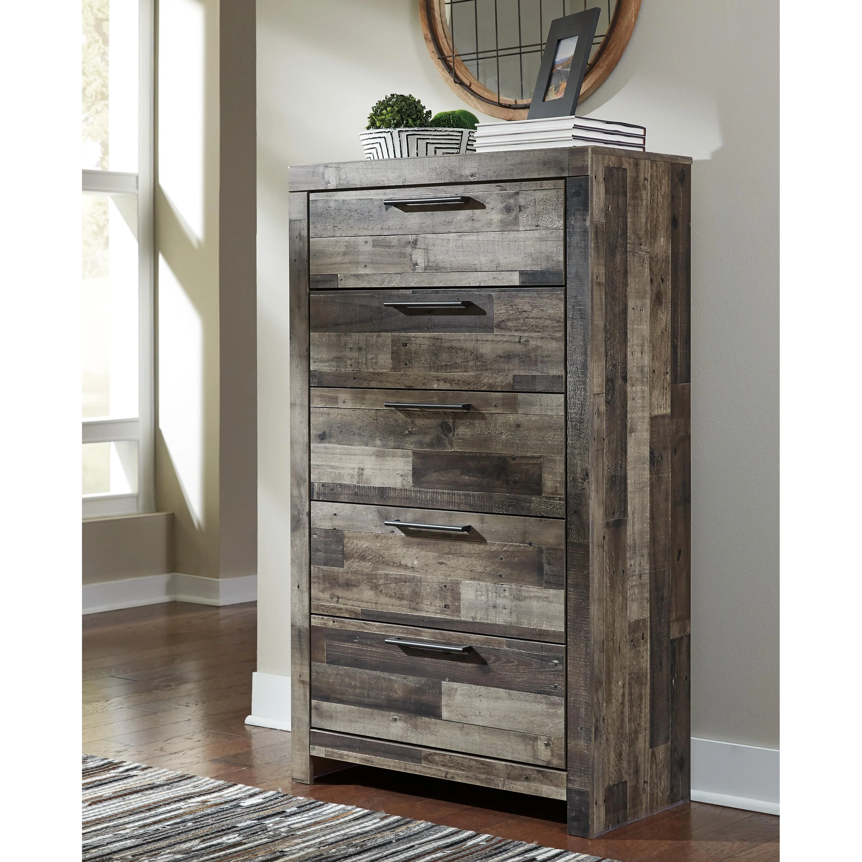 Benchcraft Derekson 5-Drawer Chest B200-46 - Image 2