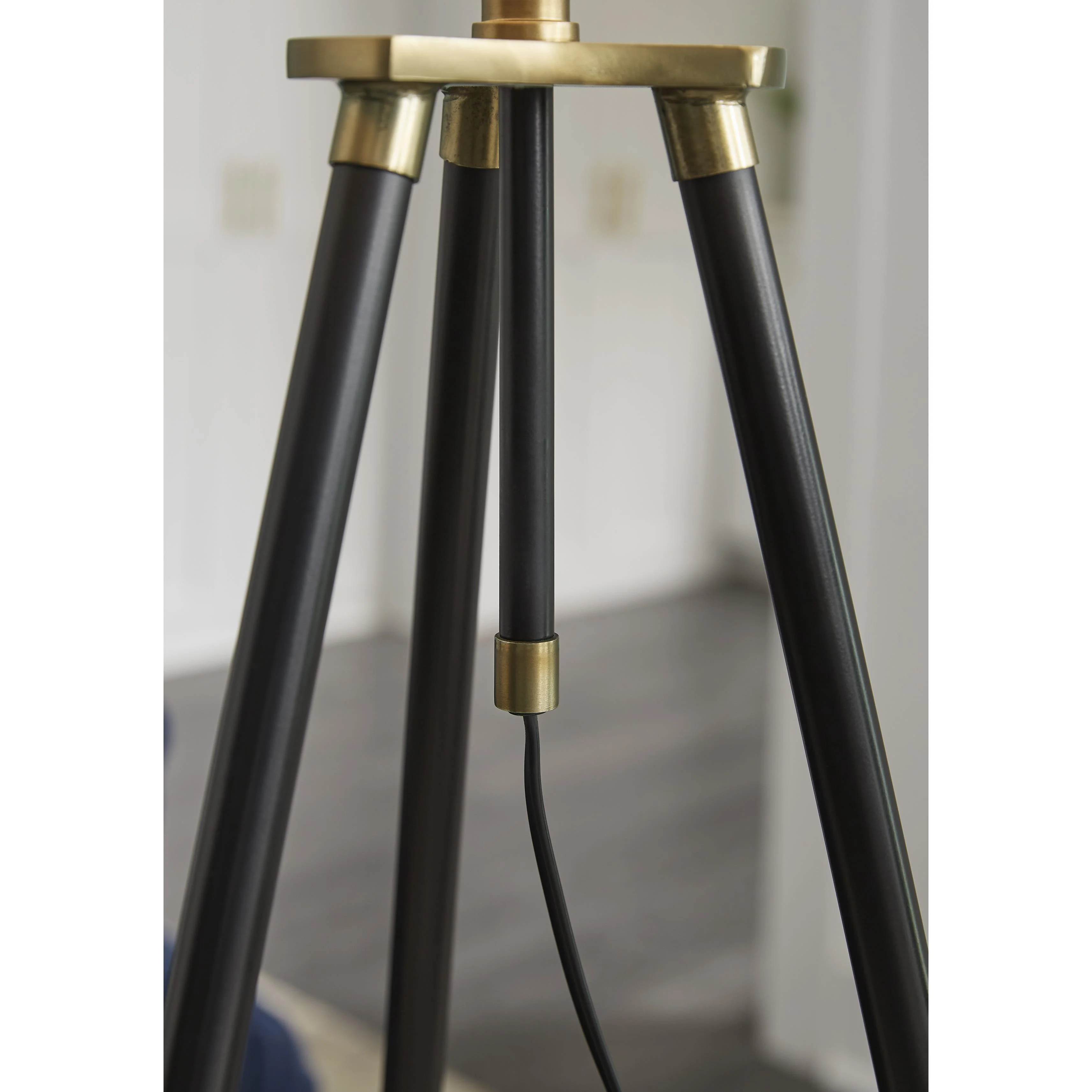 Signature Design by Ashley Cashner L206101 Metal Floor Lamp - Image 3