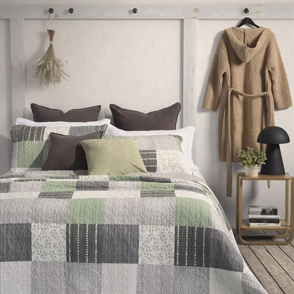 Quilt & Sham Set - Barn - Image 1