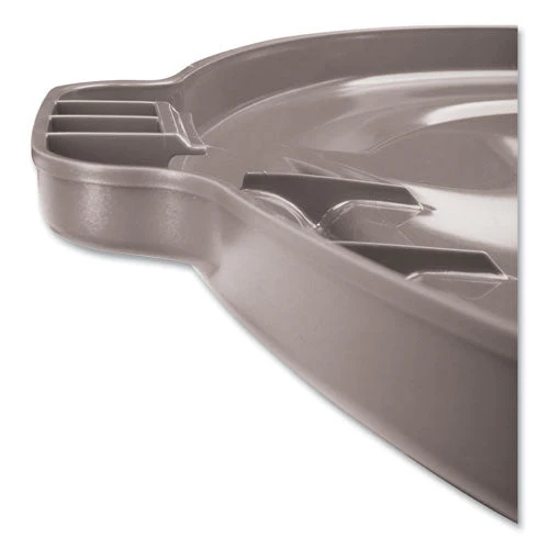 Brute Self-draining Flat Top Lid, For 32 Gal Round Brute Containers, 22.25" Diameter, Gray - Image 2