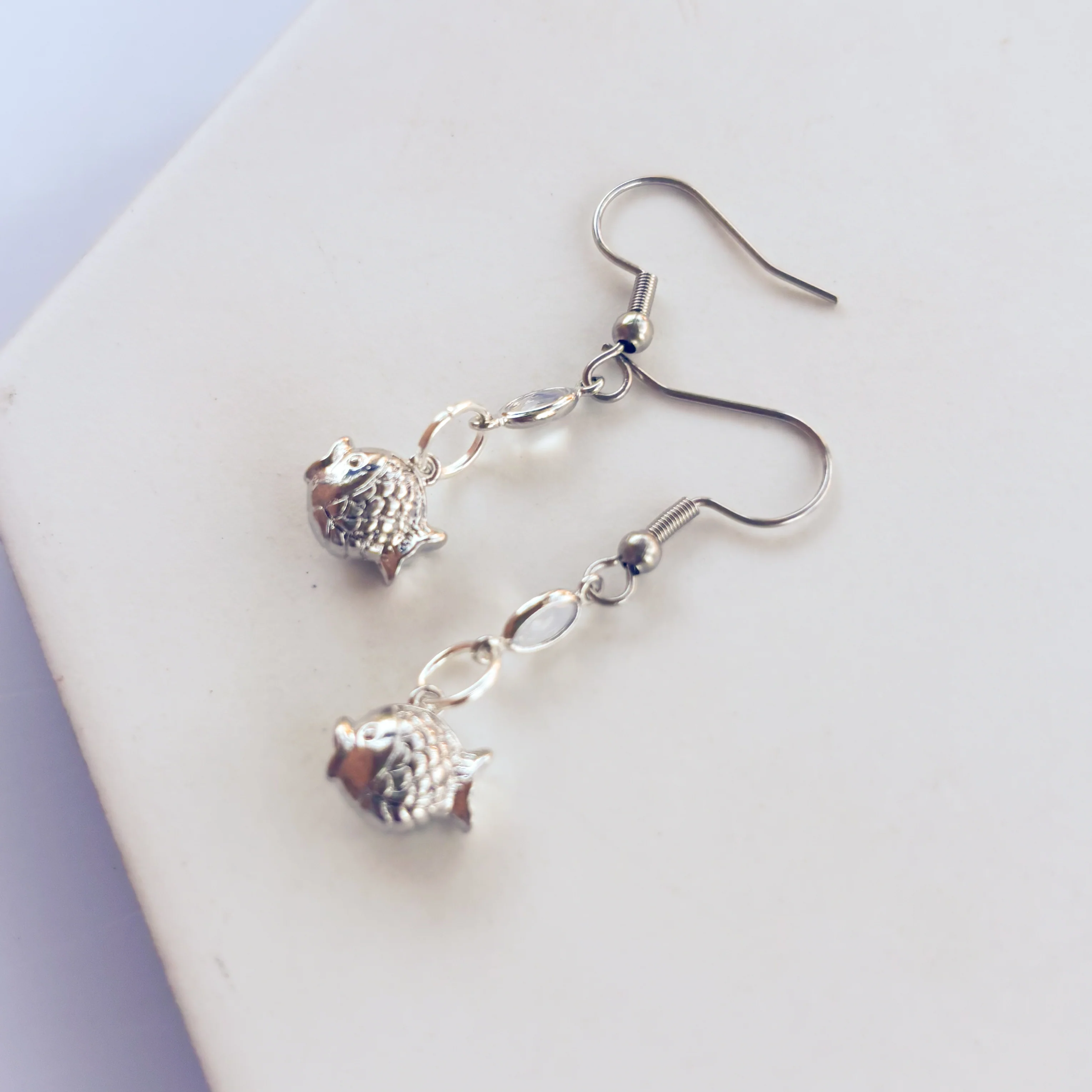 FISHY CHARM EARRINGS - Image 3