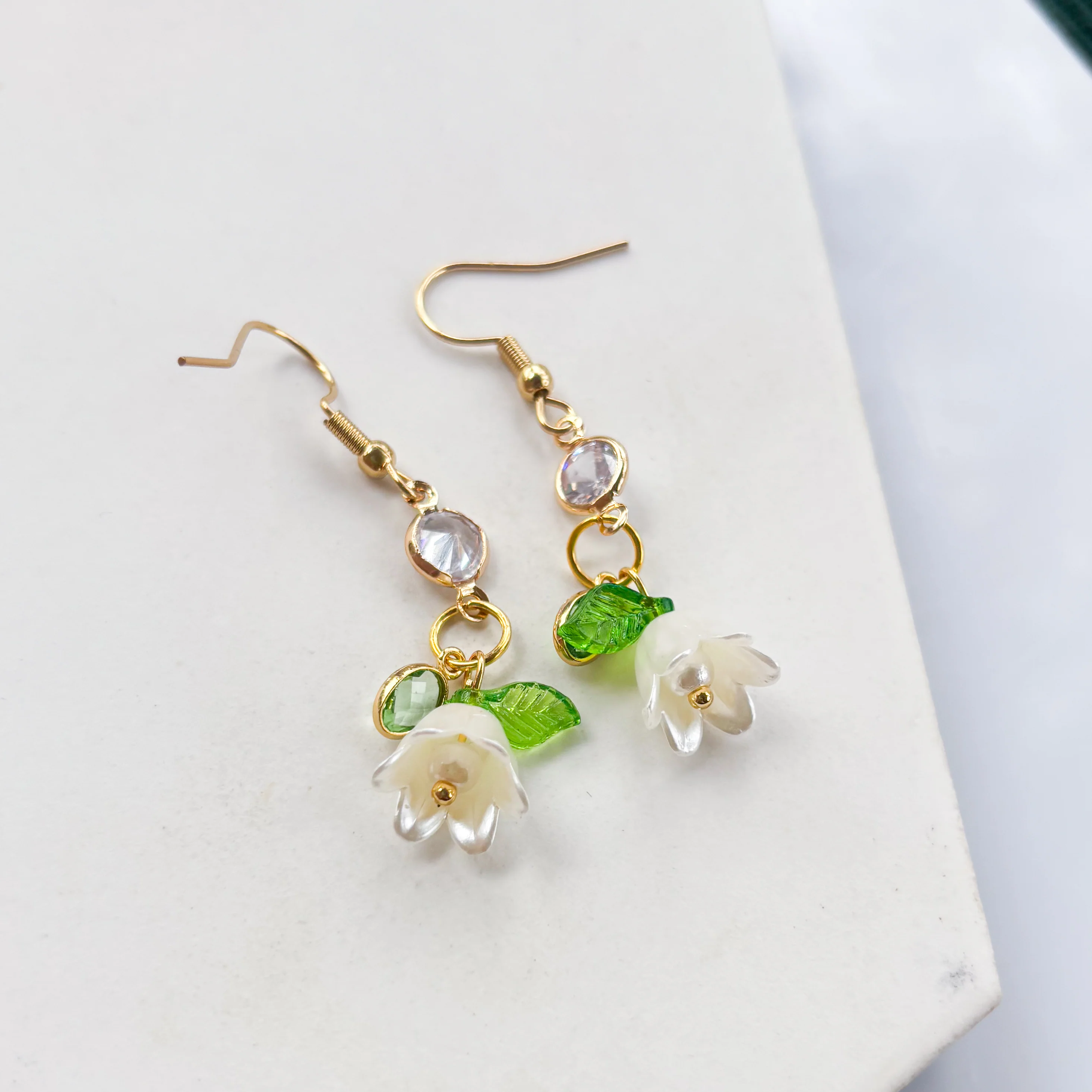 WHITE FLOWER CHARM EARRINGS - Image 3