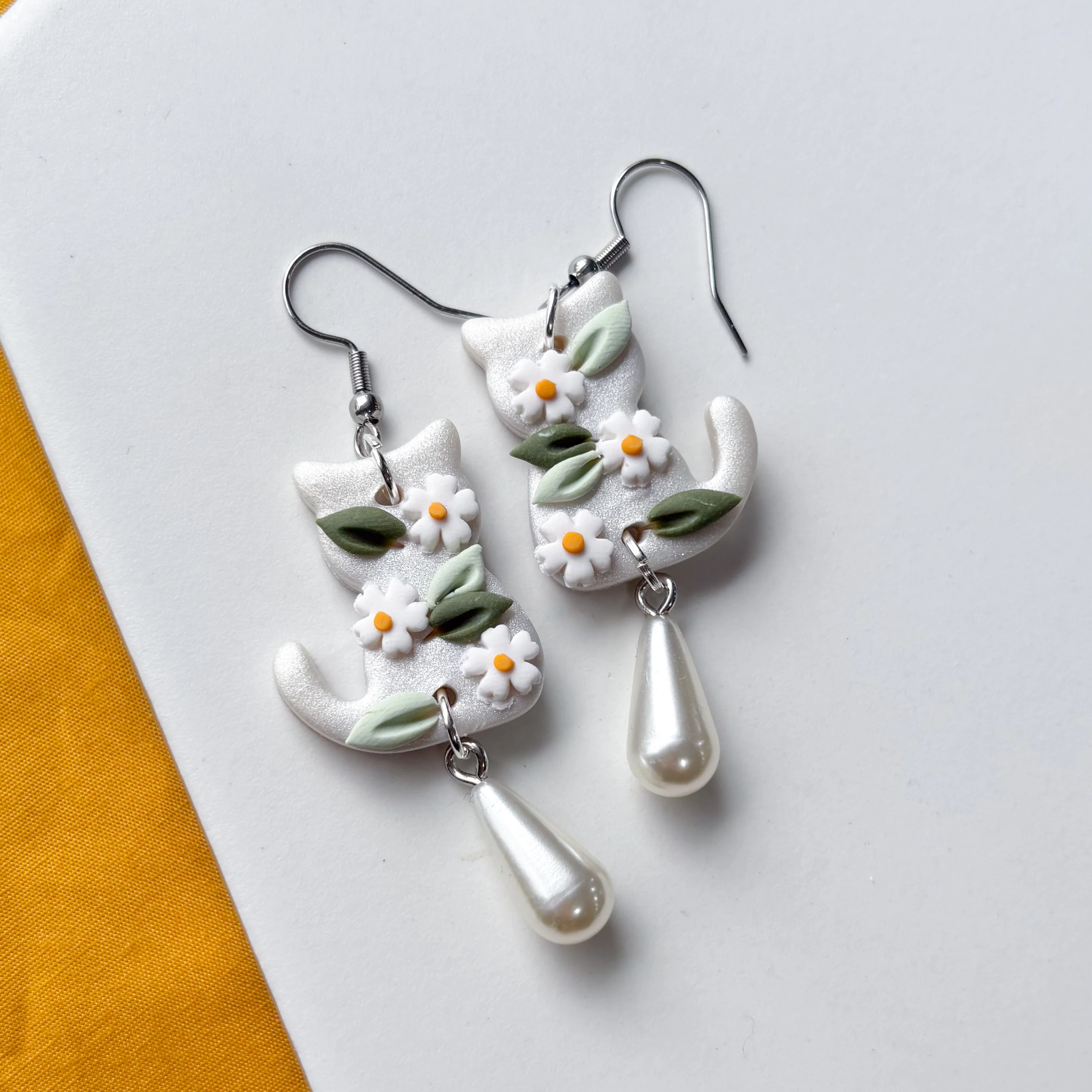 PEARLY DAISY CAT EARRINGS - Image 2