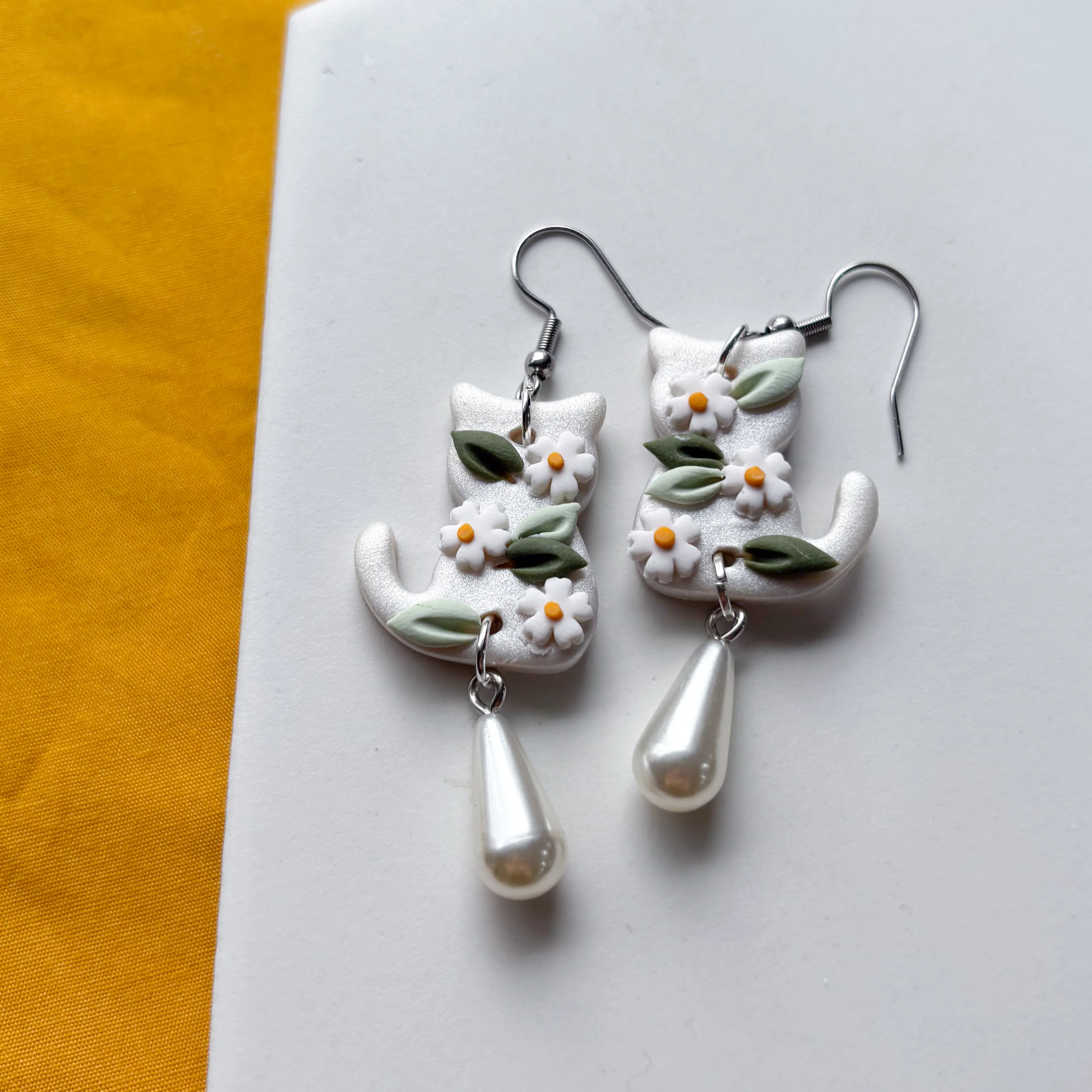 PEARLY DAISY CAT EARRINGS - Image 3