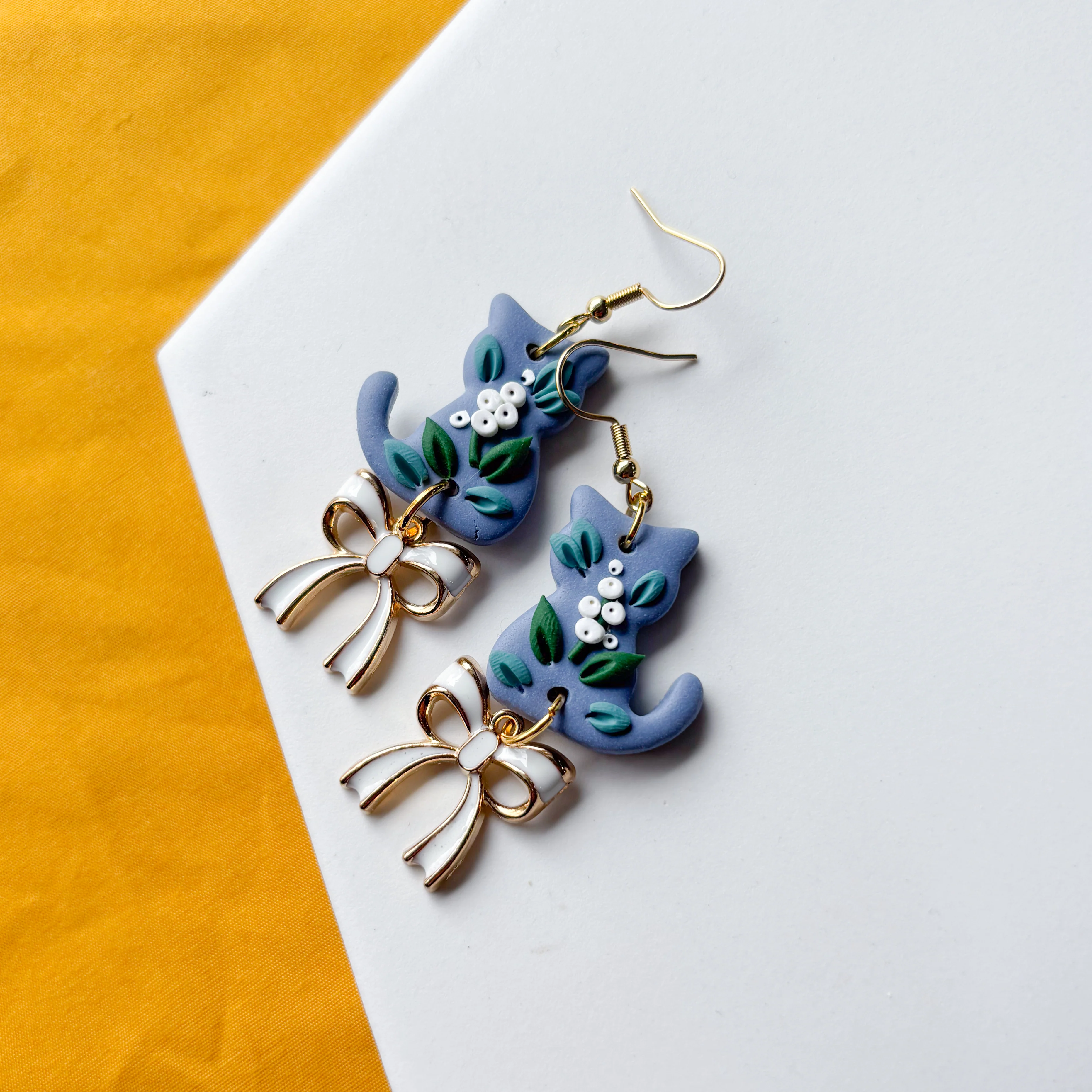 BABY'S BREATH CAT EARRINGS - Image 3