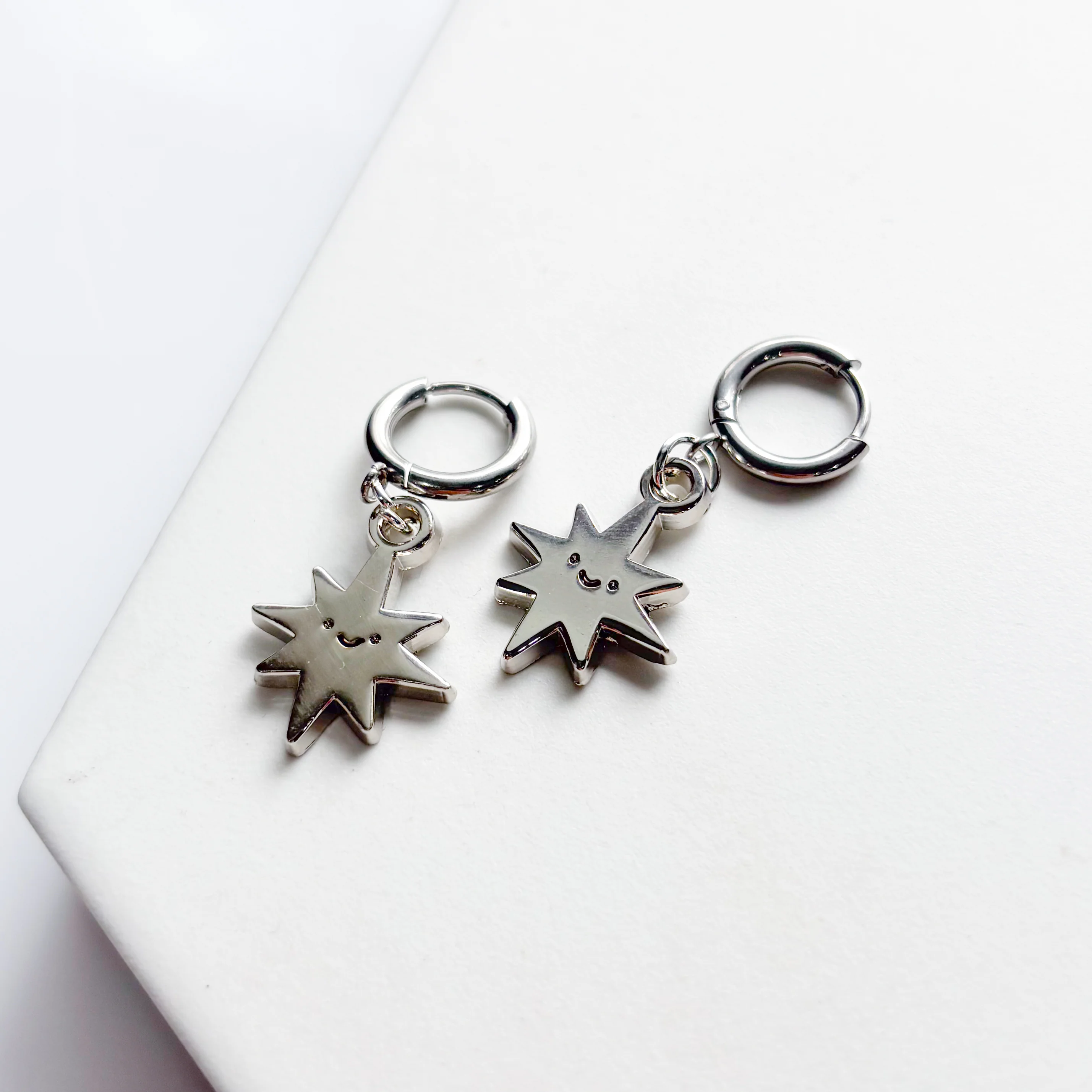 SMILING SPIKY STAR METAL HUGGIE HOOP EARRINGS - Image 3