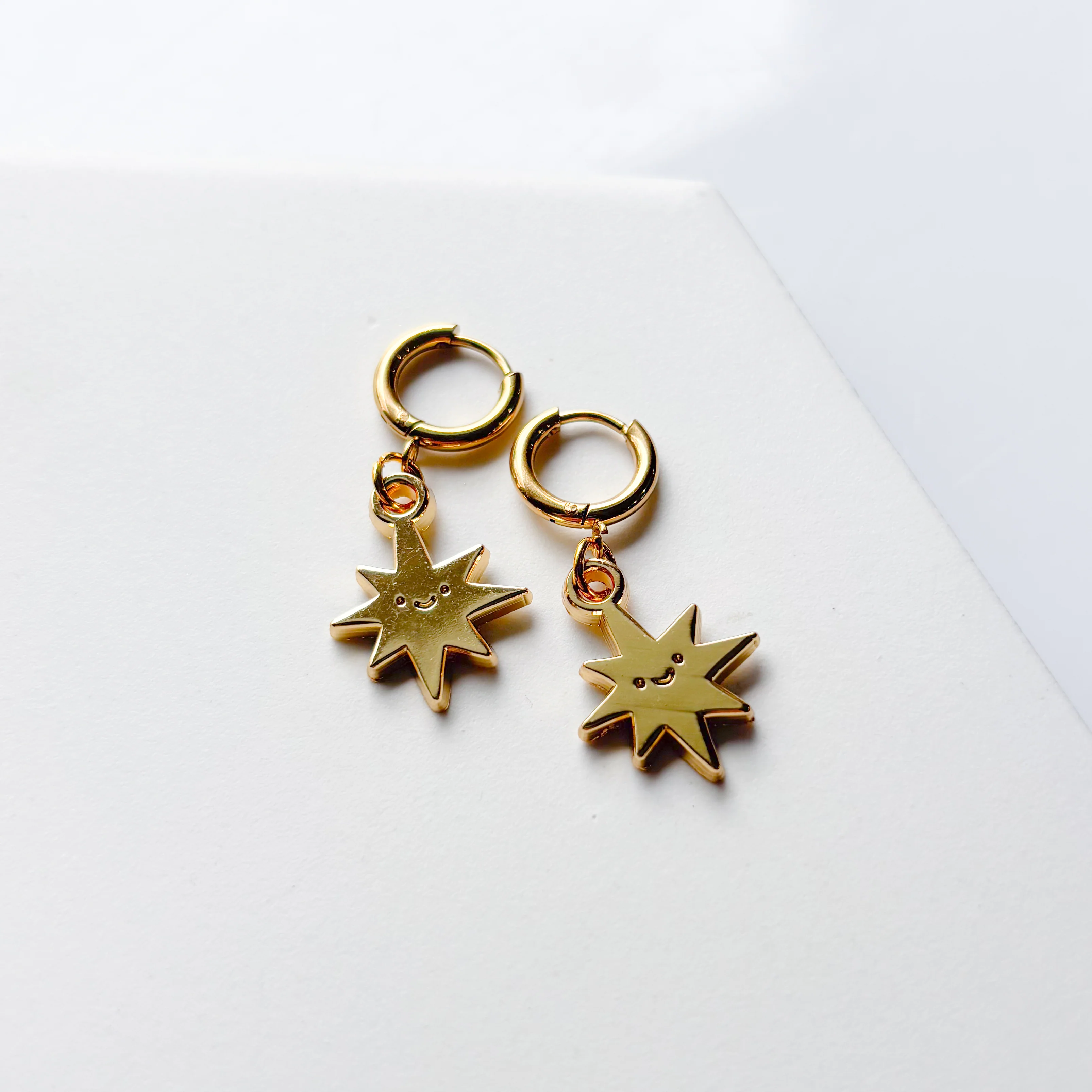 SMILING SPIKY STAR METAL HUGGIE HOOP EARRINGS - Image 2