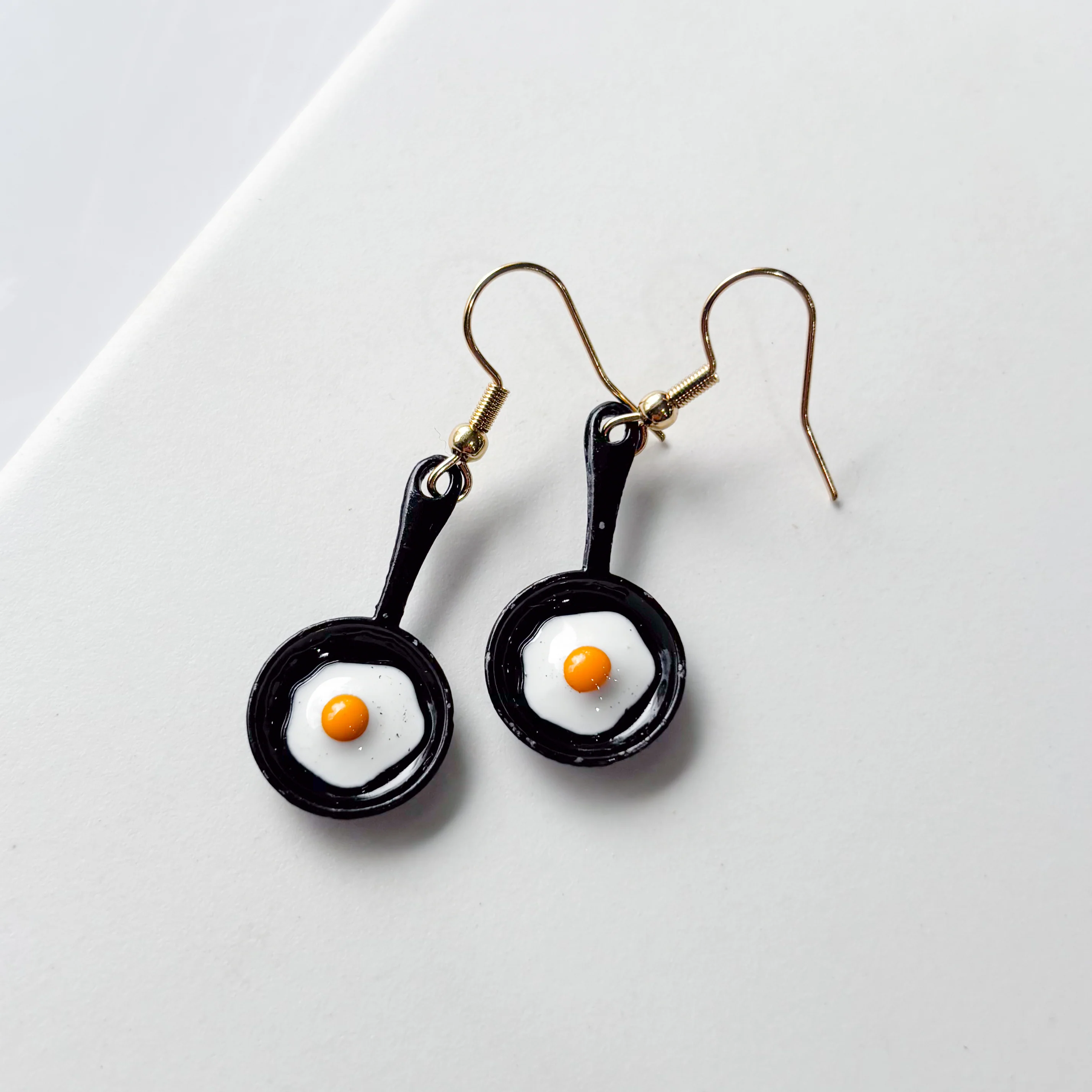 EGG FRYING PAN CHARM EARRINGS