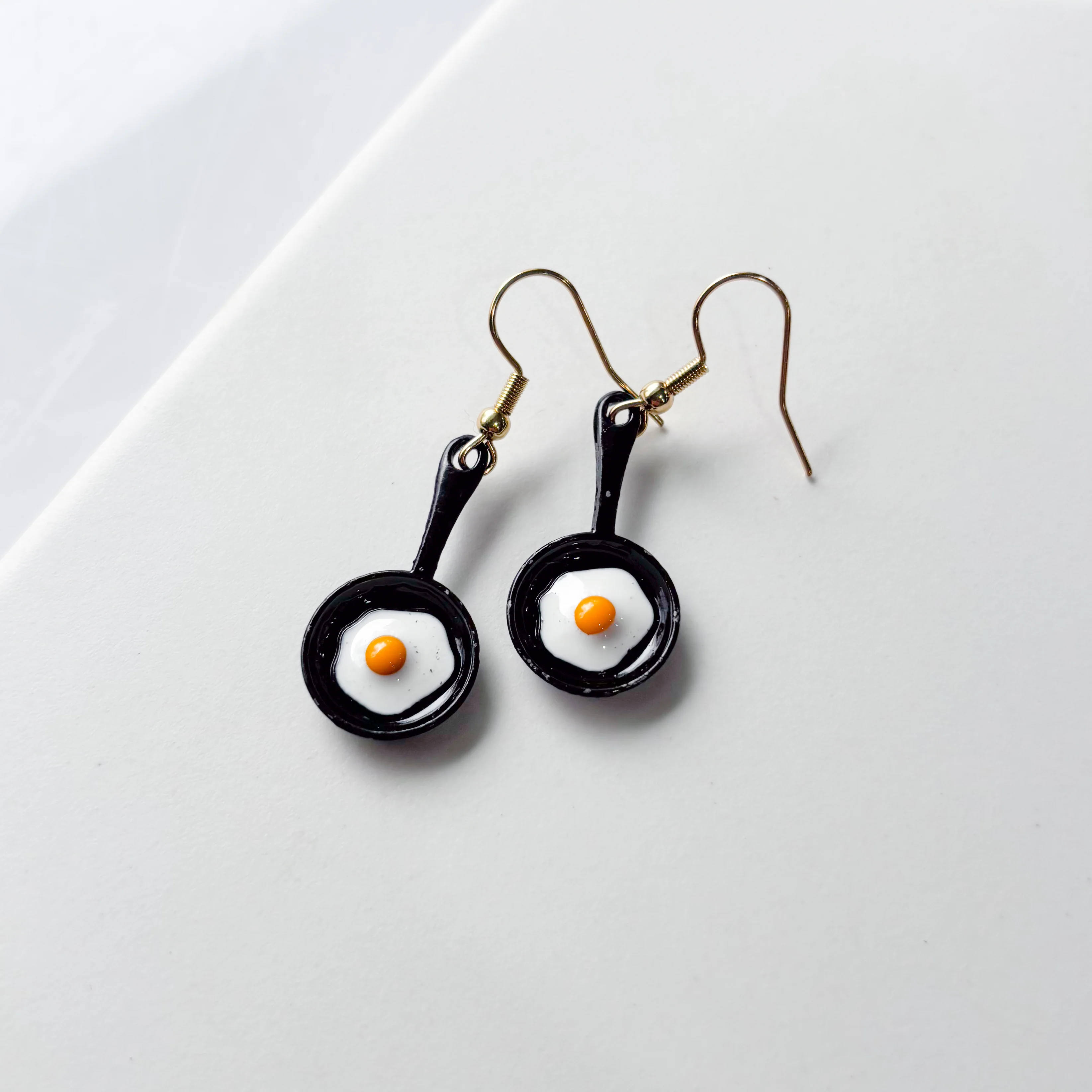 EGG FRYING PAN CHARM EARRINGS - Image 2