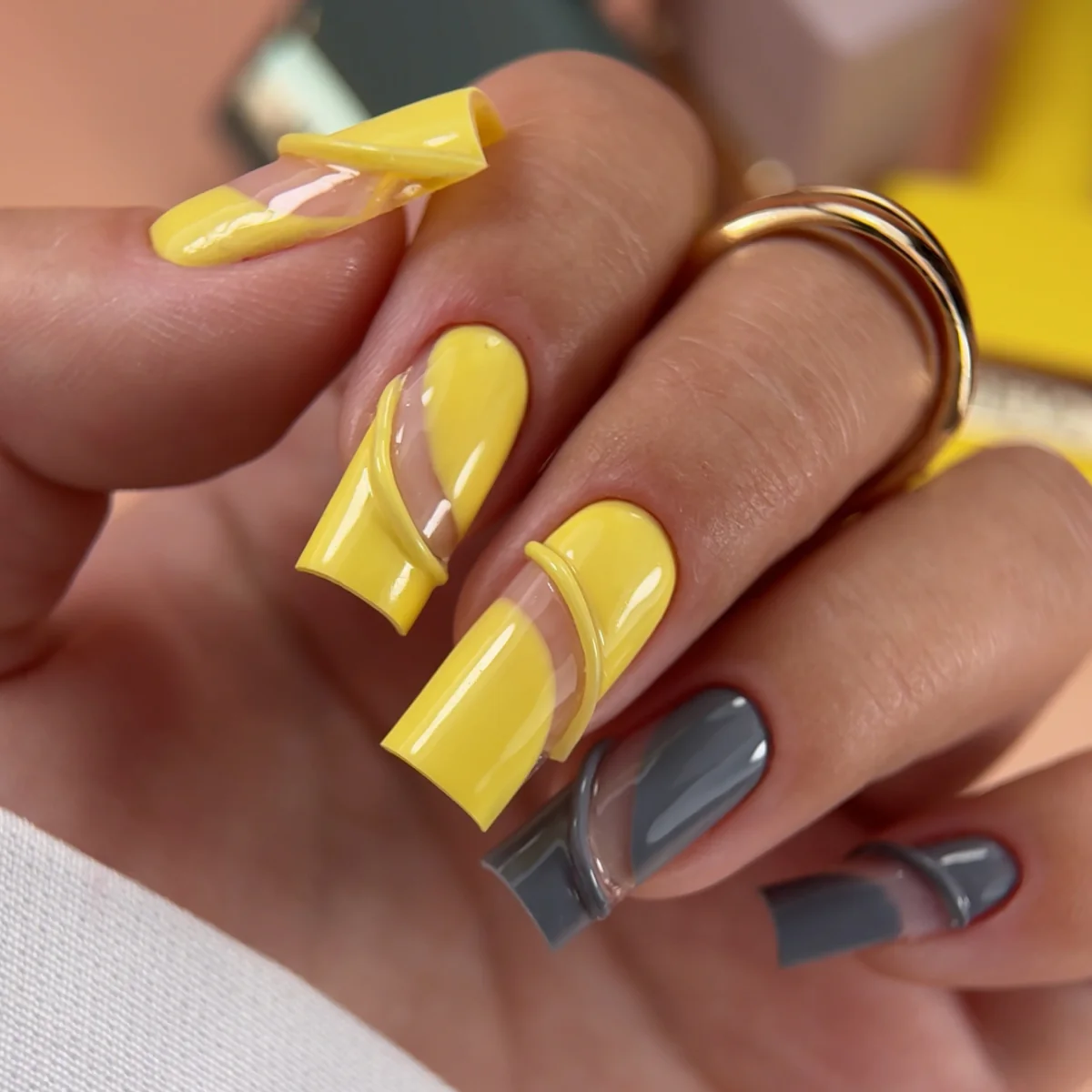 HEYLOVE - Gel Polish Sunshine, 15ml - Image 2
